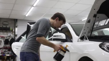 Dans ve ellerini yükselterek kask giymiş bir işçinin orta atış.