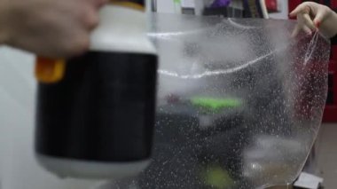 Kim beyaz baca şapkası pahalı araba ile film koparmama adam elinde kadeh kapatın. Bu film araç kaba resminden korur..