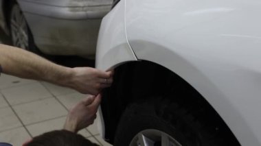 Kim beyaz baca şapkası pahalı araba ile film koparmama adam elinde kadeh kapatın. Bu film araç kaba resminden korur..