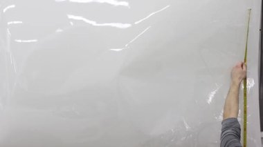 Kim beyaz baca şapkası pahalı araba ile film koparmama adam elinde kadeh kapatın. Bu film araç kaba resminden korur..