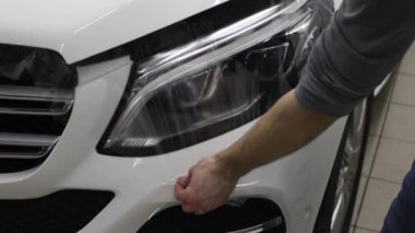 Kim beyaz baca şapkası pahalı araba ile film koparmama adam elinde kadeh kapatın. Bu film araç kaba resminden korur..