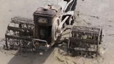 Havadan görünümü Vietnam traktör pirinç tarlaları