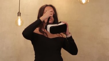 Modern kadınlar ilgi ile paralel gerçeklik ve seyretmek video ya da film gözlük kullanmak, eğlenmek ve geceleri parlak yatak odasında otururken patlamış mısır yemek. Genç kadın ile Orta Avrupa görünüm
