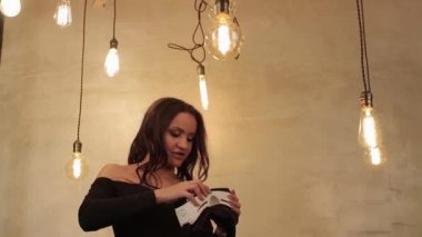 Modern kadınlar ilgi ile paralel gerçeklik ve seyretmek video ya da film gözlük kullanmak, eğlenmek ve geceleri parlak yatak odasında otururken patlamış mısır yemek. Genç kadın ile Orta Avrupa görünüm