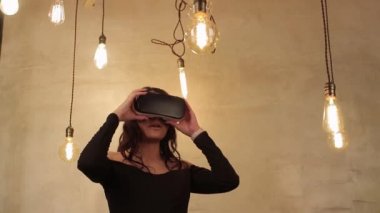 Modern kadınlar ilgi ile paralel gerçeklik ve seyretmek video ya da film gözlük kullanmak, eğlenmek ve geceleri parlak yatak odasında otururken patlamış mısır yemek. Genç kadın ile Orta Avrupa görünüm