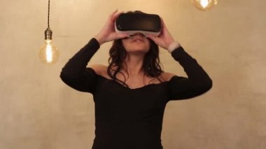 Modern kadınlar ilgi ile paralel gerçeklik ve seyretmek video ya da film gözlük kullanmak, eğlenmek ve geceleri parlak yatak odasında otururken patlamış mısır yemek. Genç kadın ile Orta Avrupa görünüm