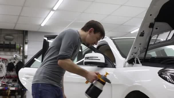 Mid Shot van een werknemer met harde hoed dansen en het verhogen van zijn handen. — Stockvideo