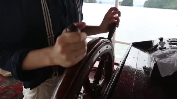 HA LONG VIETNAM Turistas barco en Ha Long Bay, un patrimonio natural de la humanidad — Vídeo de stock