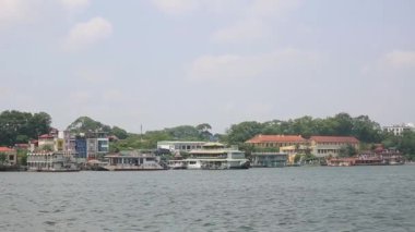 Nha Trang resort şehir Dağları'nın arka plan, Vietnam sahil üzerinde