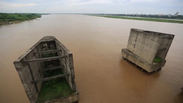 Vieux quai en béton au bord de la mer — Video