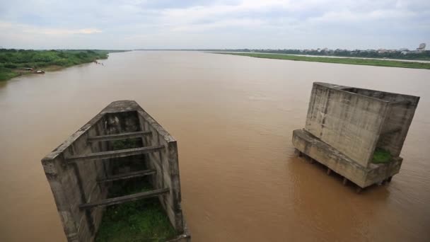 Velho cais de concreto à beira-mar — Vídeo de Stock