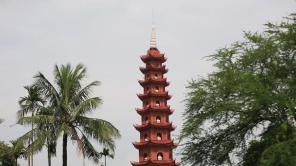 Pan Abajo Del Templo Pagoda Tran Quoc Vietnam Hanoi — Vídeos de Stock