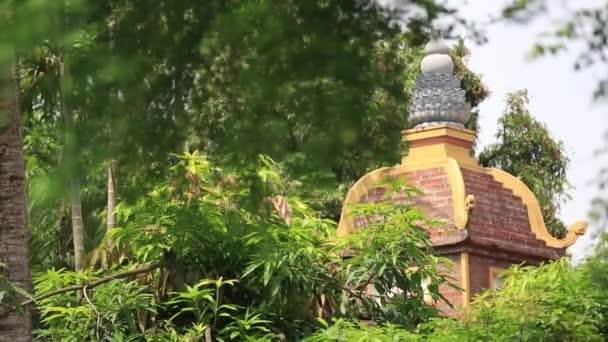 Pan-Down av Tran Quoc Pagoda templet i Hanoi Vietnam — Stockvideo