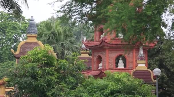 Pan Down des Tempels der Tran-Quoc-Pagode in Hanoi Vietnam — Stockvideo