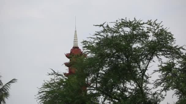 Τηγάνι κάτω του ναού παγόδα Tran Quoc στο Ανόι του Βιετνάμ — Αρχείο Βίντεο