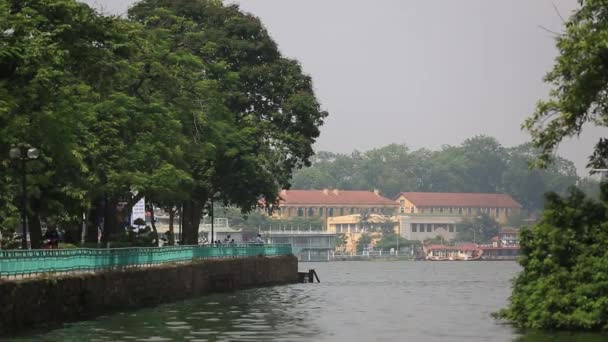 Città resort Nha-Trang sulla costa in Vietnam sullo sfondo delle montagne — Video Stock