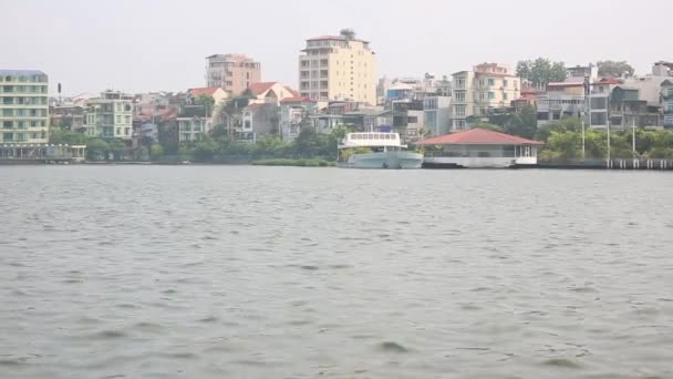 Курортный город Нячанг на побережье Вьетнама на фоне гор — стоковое видео