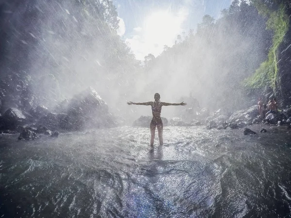 Mladá žena batohem pohledu vodopád v džunglích. Ekoturistika koncepce obrazu cestování dívka — Stock fotografie
