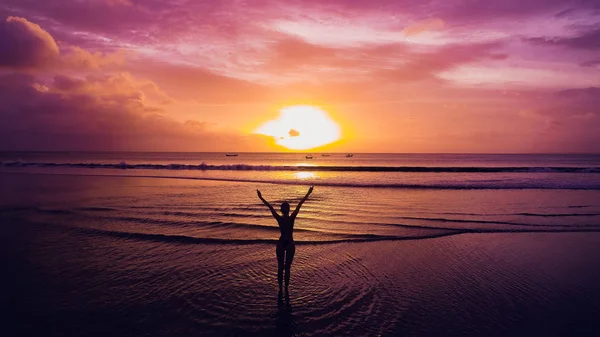 Όμορφο κορίτσι σε φόντο ηλιοβασίλεμα στην παραλία — Φωτογραφία Αρχείου