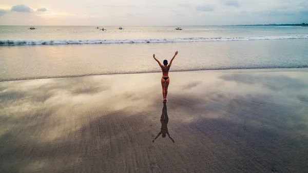 Bella ragazza sullo sfondo del tramonto sulla spiaggia di sabbia — Foto Stock
