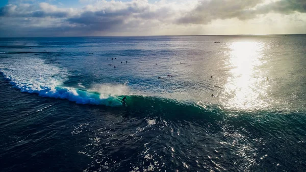 Серфер їде по хвилях на заході сонця в океані, вид зверху — стокове фото