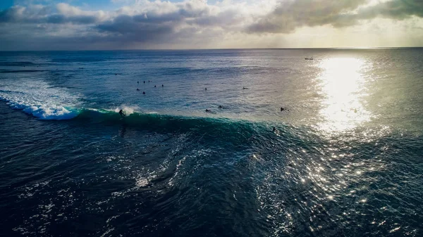 Surfista paseo en olas en la puesta de sol del océano, vista superior — Foto de Stock
