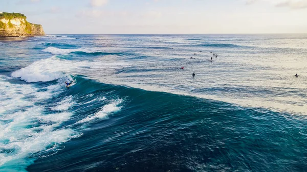 Surfer Βόλτα Κύματα Του Ωκεανού Στο Ηλιοβασίλεμα Top View — Φωτογραφία Αρχείου