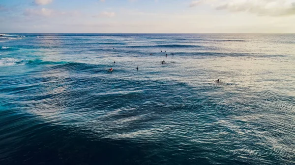 Surfer βόλτα στα κύματα στο ηλιοβασίλεμα, κορυφαία θέα στον ωκεανό — Φωτογραφία Αρχείου