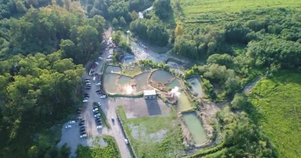 "Lo stagno con acqua minerale ". Su strada Pitsunda c'è uno stagno tra boscaglie di bambù. Intorno frutteti di mele, frutteti di noci e vigneti. Decora tutti i cipressi alti . — Video Stock