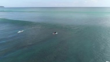 Gün batımı, en iyi manzaraya okyanusta dalgaları binmek sörfçü