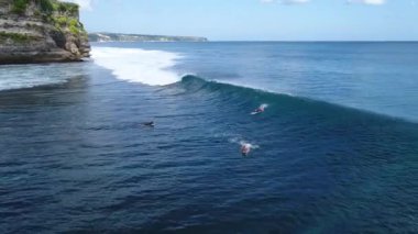 Dalgalar binmek sörfçü Okyanusu günbatımı, en iyi görünümü