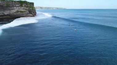 Gün batımı, en iyi manzaraya okyanusta dalgaları binmek sörfçü