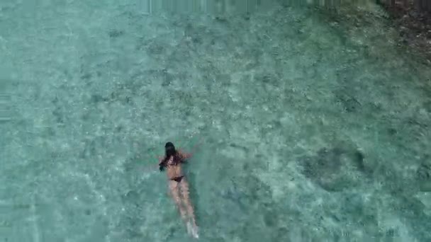 Aerial top view Young woman swimming in blue sea in Bali — Stock Video