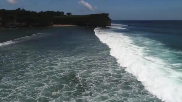 Surfista paseo en olas en la puesta de sol del océano, vista superior — Vídeo de stock