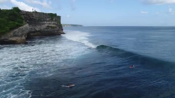 Surfer reiten auf Wellen bei Sonnenuntergang im Meer, von oben gesehen — Stockvideo