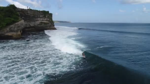 Surfer reiten auf Wellen bei Sonnenuntergang im Meer, von oben gesehen — Stockvideo