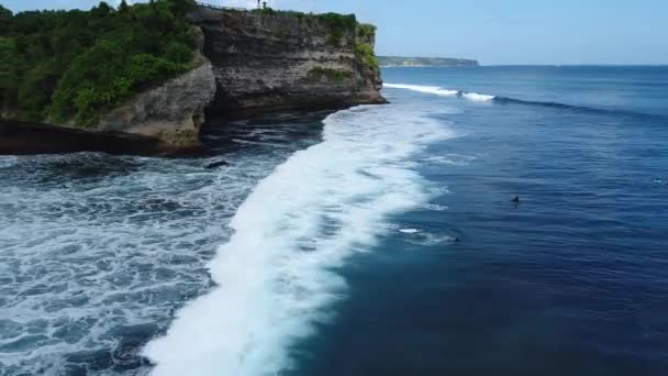 Surfista paseo en olas en la puesta de sol del océano, vista superior — Vídeos de Stock