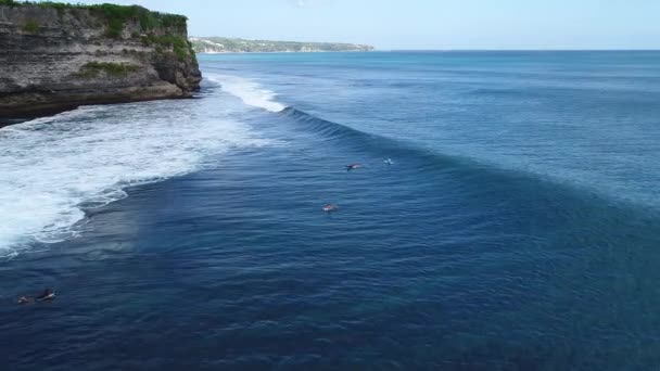 Surfista paseo en olas en la puesta de sol del océano, vista superior — Vídeos de Stock