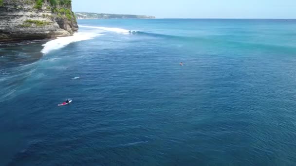 Passeio de surfista em ondas no pôr-do-sol do oceano, vista superior — Vídeo de Stock