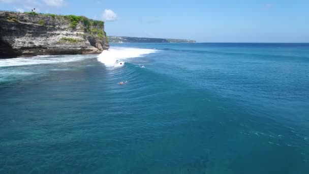 Surfer rida på vågorna i solnedgången, topp-havsutsikt — Stockvideo