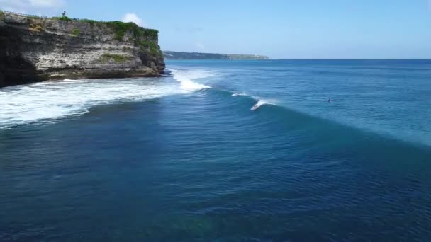 Surfer rida på vågorna i solnedgången, topp-havsutsikt — Stockvideo