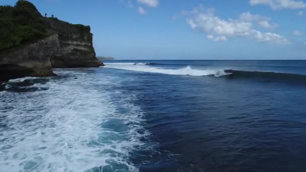 Surfer rit op de golven in de oceaan zonsondergang, bovenste weergave — Stockvideo