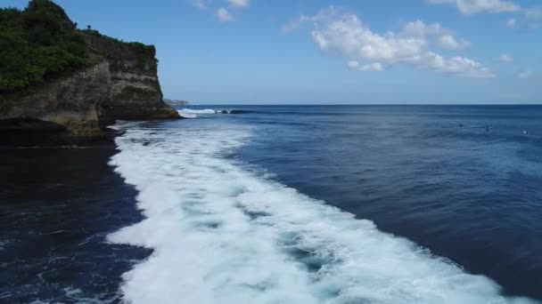 Surfista paseo en olas en la puesta de sol del océano, vista superior — Vídeos de Stock