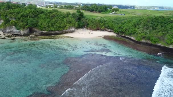 Felülnézet Légifotó Repülő Drone Ülések Napernyő Kuta Beach Bali — Stock videók