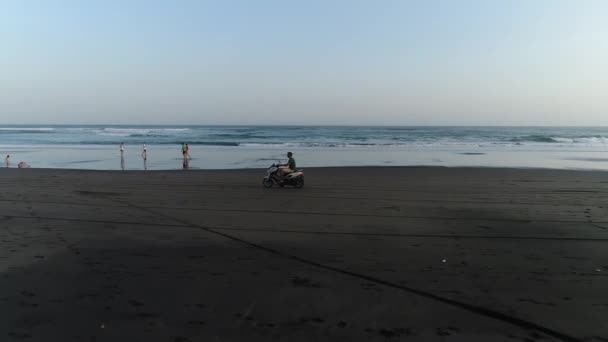 Man rijdt scooter op strand — Stockvideo