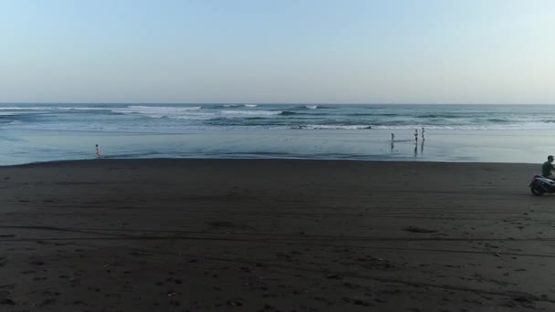 Man rijdt scooter op strand — Stockvideo