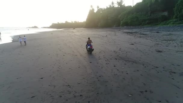 Jeune femme conduite scooter plage — Video