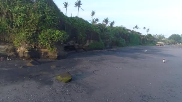 Jovem mulher dirigindo praia scooter — Vídeo de Stock