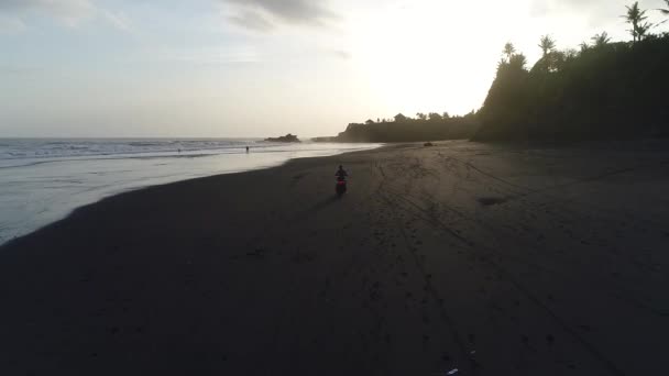Jeune femme conduite scooter plage — Video