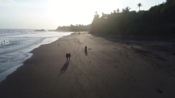 Homem monta scooter na praia — Vídeo de Stock